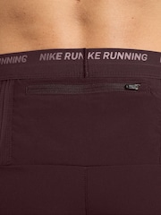 Burgundy Crush - Pantalones cortos para correr Dri-FIT Stride de 5 pulgadas de Nike - Imagen 4 de 4