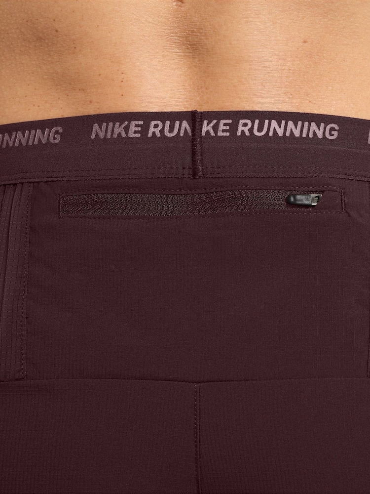 Burgundy Crush - Pantalones cortos para correr Dri-FIT Stride de 5 pulgadas de Nike - Imagen 4 de 4