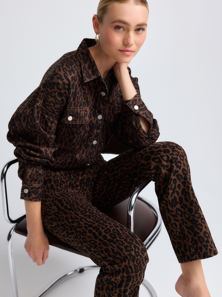 Leopardenmuster - Übergroßes Denim-Hemd aus 100% Baumwolle mit Print - Bild 1 von 10