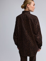 Leopardenmuster - Übergroßes Denim-Hemd aus 100% Baumwolle mit Print - Bild 3 von 10