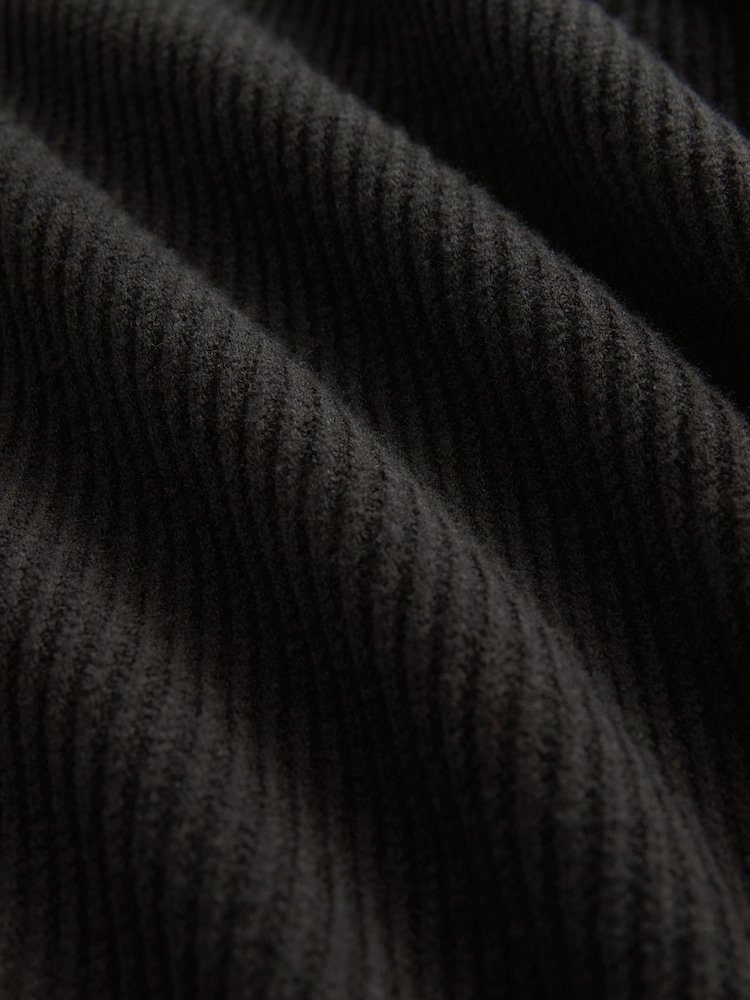 Schwarz - Langärmeliges Midi-Pulloverkleid aus Rippstrick mit V-Ausschnitt - Bild 5 von 5 Schwarz - Langärmeliges Midi-Pulloverkleid aus Rippstrick mit V-Ausschnitt - Bild 5 von 5