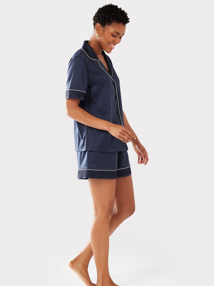 Marineblau - Chelsea Peers Pyjama mit Shorts aus Satin mit Spitzenbesatz - Bild 2 von 5 Marineblau - Chelsea Peers Pyjama mit Shorts aus Satin mit Spitzenbesatz - Bild 2 von 5