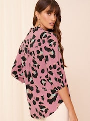 Rosa mit Animal-Print - Love & Roses Bluse mit V-Ausschnitt, Rüschen, 3/4-Ärmeln und Knopfleiste - Bild 3 von 4