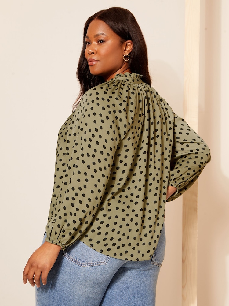 Kakigroen - Curves Like These satijnen blouse met lange mouwen en gestrikte hals - Image 4 of 4
