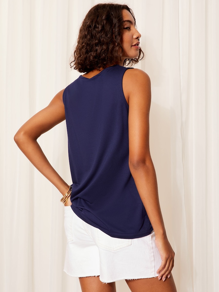 Donkerblauw - Friends Like These - Mouwloze gehaakte superzachte jersey tuniek met V-hals - Image 4 of 4