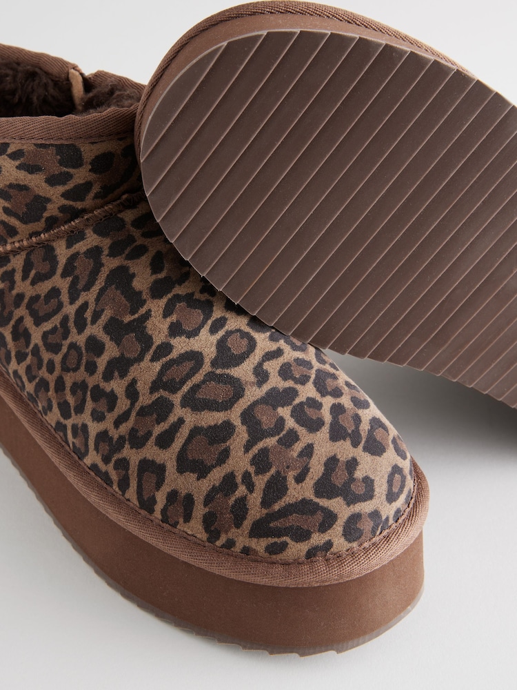 léopard - Bottes super plateformes doublées de fausse fourrure en daim déperlant - Image 14 of 15
