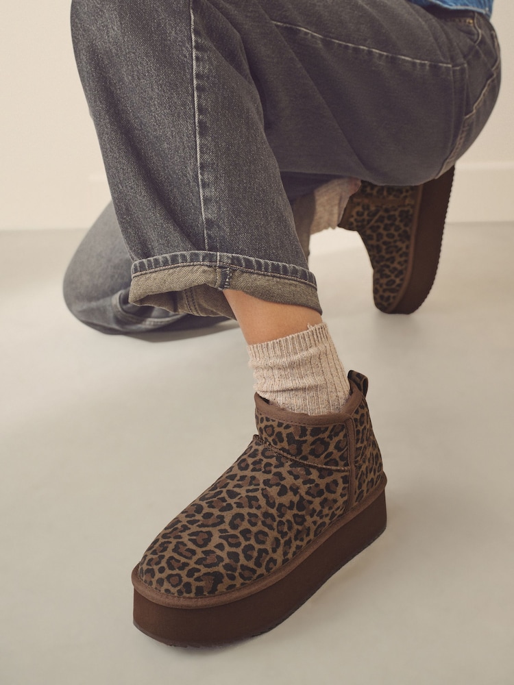léopard - Bottes super plateformes doublées de fausse fourrure en daim déperlant - Image 7 of 15