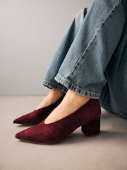 Jagodno rdeča - Forever Comfort® Leather Point Toe Low Block čevlji z visoko peto - Slika 1 iz 9