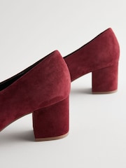 Jagodno rdeča - Forever Comfort® Leather Point Toe Low Block čevlji z visoko peto - Slika 7 iz 9
