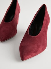 Jagodno rdeča - Forever Comfort® Leather Point Toe Low Block čevlji z visoko peto - Slika 8 iz 9