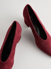 Jagodno rdeča - Forever Comfort® Leather Point Toe Low Block čevlji z visoko peto - Slika 9 iz 9