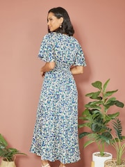 Yumi Maxi-Wickelkleid aus Satin mit Blümchenmuster - Bild 4 von 5