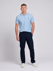 أزرق - بنطلون مزيج كتان برباط شد رجالي من U.s. Polo Assn - Image 3 of 6