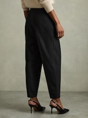Negro - Pantalones con diseño cónico con cinturón Freja de Reiss - Imagen 5 de 6