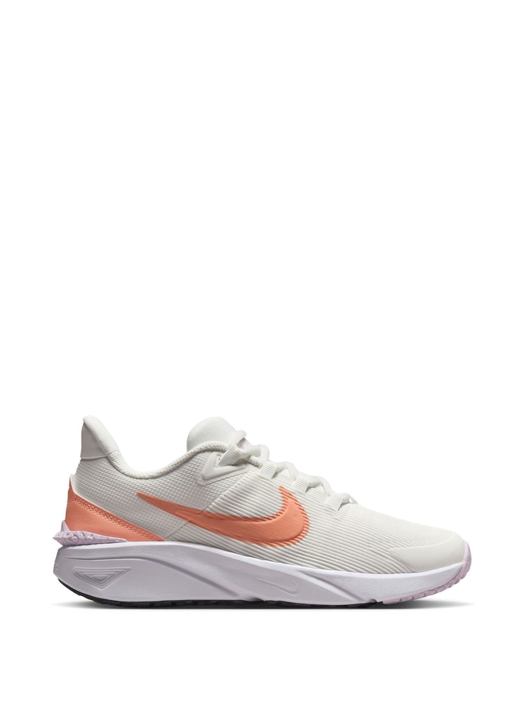 Off White and Apricot Orange - Nike Star Runner 4 Sportschuhe für Jugendliche - Bild 1 von 8 Off White and Apricot Orange - Nike Star Runner 4 Sportschuhe für Jugendliche - Bild 1 von 8