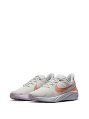 Nike Off White and Apricot Orange Youth Star Runner 4 Trainers - Image 3 of 8