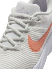 Nike Off White and Apricot Orange Youth Star Runner 4 Trainers - Image 7 of 8