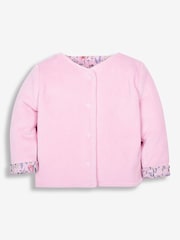 Rosa floral - Conjunto de 2 piezas con pijama tipo pelele y chaqueta de terciopelo de Jojo Maman Bébé - Imagen 7 de 8