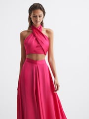 Rosa - Top de vestir rubí con cuello halter y diseño corto de Reiss - Imagen 1 de 7