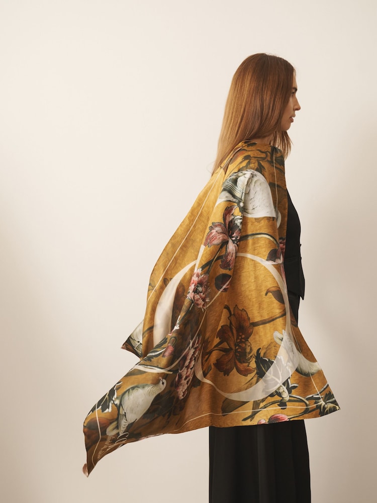 Gold Cerenity Floral Print - CERENE Large Square Scarf - Image 1 de 8