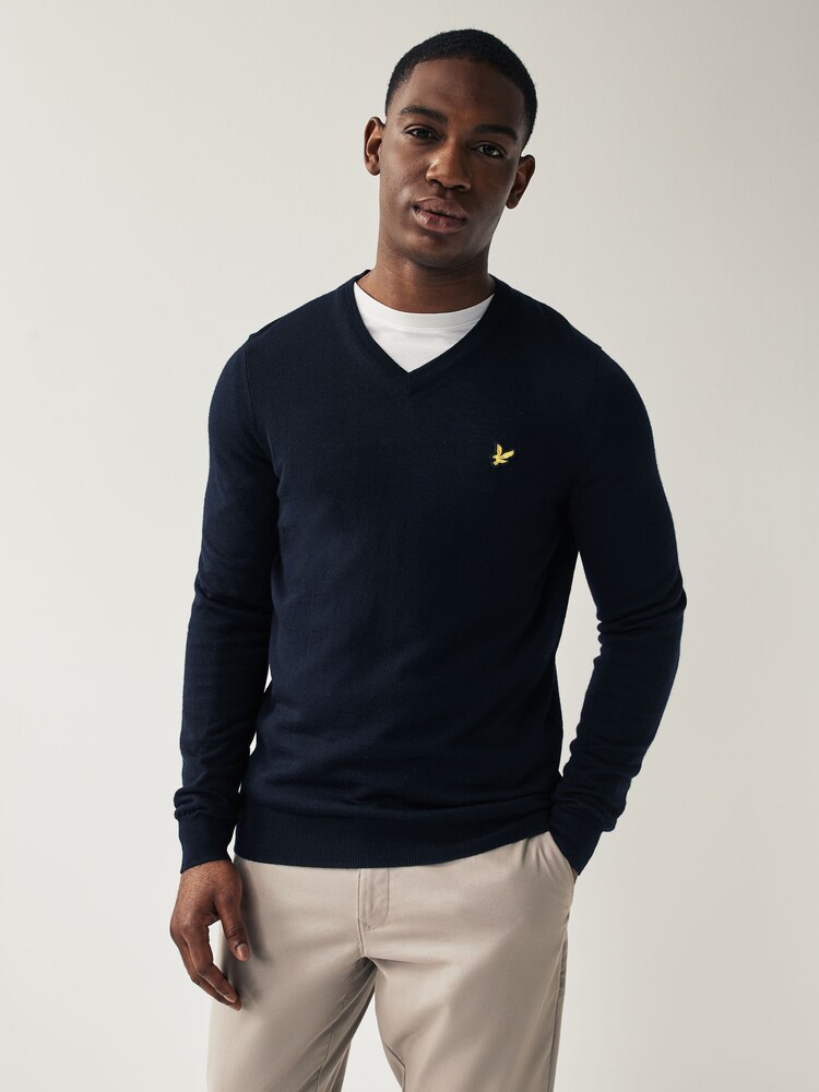 Granatowy - Sweter Lyle & Scott Golf z dekoltem w szpic i domieszką wełny - Image 1 of 5