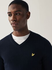 Granatowy - Sweter Lyle & Scott Golf z dekoltem w szpic i domieszką wełny - Image 5 of 5