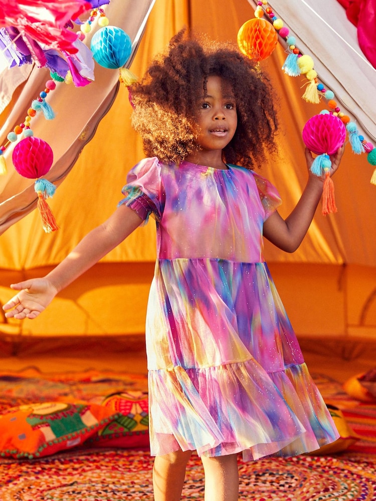 Pink/Violett/Regenbogen mit Glitzerdetail - Kurzärmeliges, gestuftes Partykleid aus glitzerndem Netzstoff (3–16 J.) - Bild 1 von 6 Pink/Violett/Regenbogen mit Glitzerdetail - Kurzärmeliges, gestuftes Partykleid aus glitzerndem Netzstoff (3–16 J.) - Bild 1 von 6