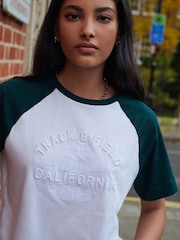 أبيض/أخضر - تيشرت بكم قصير تلبيس رشيق بشعار - صورة 1 من 6