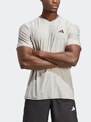 Серый - Спортивная футболка adidas Train Essentials - Изображение 4 из 7