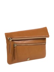 Dunkles Beige - Conkca Flare Clutch aus Leder - Bild 2 von 6