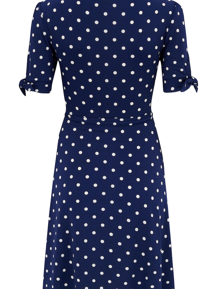 Marineblau/Blau gepunktet - Pour Moi Bella Fuller Bust Anschmiegsames Stretch-Midikleid mit Bindeband an den Ärmeln - Bild 5 von 5 Marineblau/Blau gepunktet - Pour Moi Bella Fuller Bust Anschmiegsames Stretch-Midikleid mit Bindeband an den Ärmeln - Bild 5 von 5