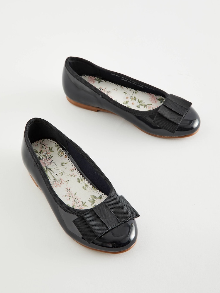 Marineblau in Lackoptik - Schleifenballerinas für besondere Anlässe - Bild 1 von 5 Marineblau in Lackoptik - Schleifenballerinas für besondere Anlässe - Bild 1 von 5