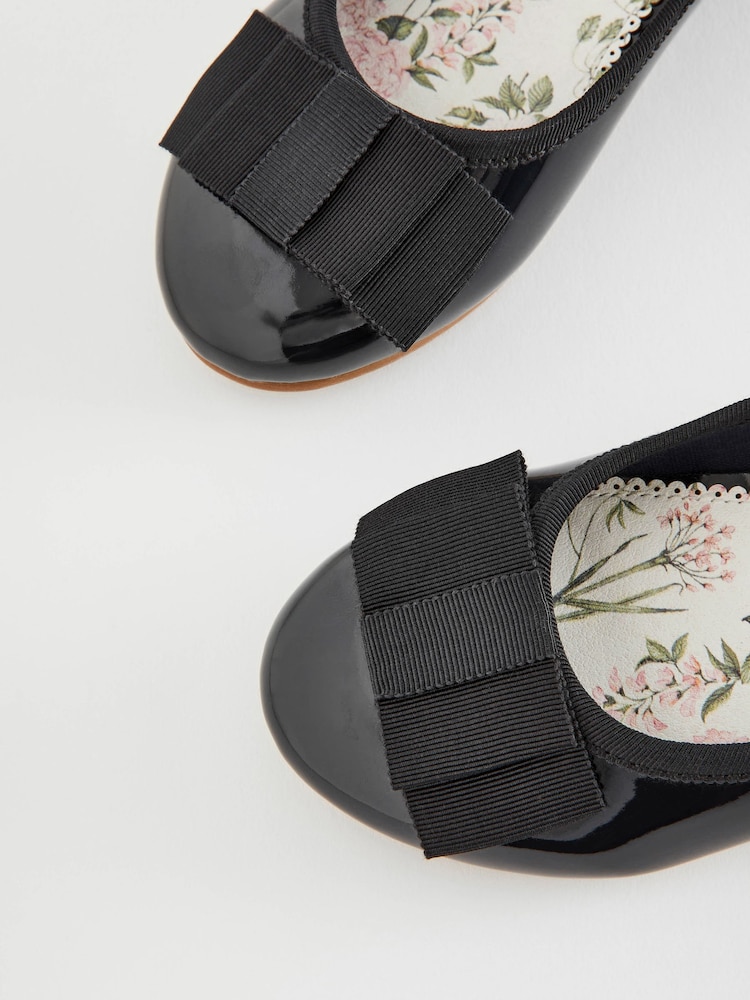 Marineblau in Lackoptik - Schleifenballerinas für besondere Anlässe - Bild 5 von 5 Marineblau in Lackoptik - Schleifenballerinas für besondere Anlässe - Bild 5 von 5