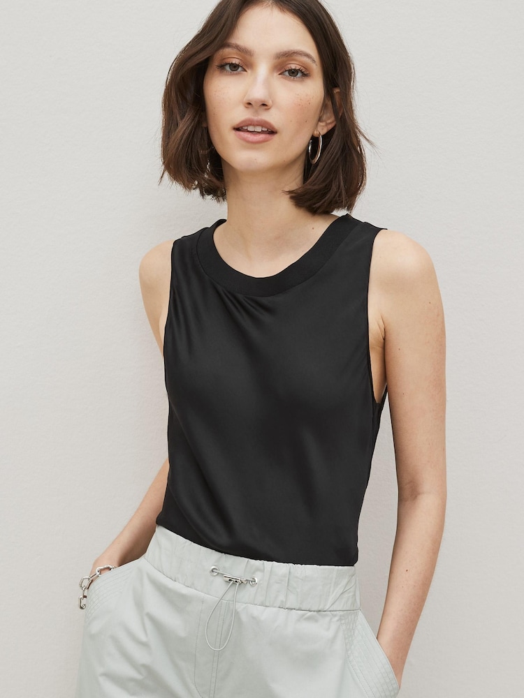 Schwarz - Langes Satin-Trägertop mit geripptem Besatz - Bild 1 von 4 Schwarz - Langes Satin-Trägertop mit geripptem Besatz - Bild 1 von 4