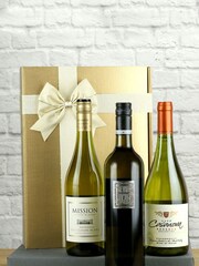 Le Bon Vin Trio of World White Wines Gold Box Gift - Image 2 of 3