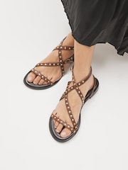 Коричнево-шоколадный - Кожаные сандалии с заклепками Forever Comfort® - Изображение 1 из 5