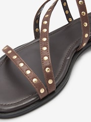 Коричнево-шоколадный - Кожаные сандалии с заклепками Forever Comfort® - Изображение 5 из 5