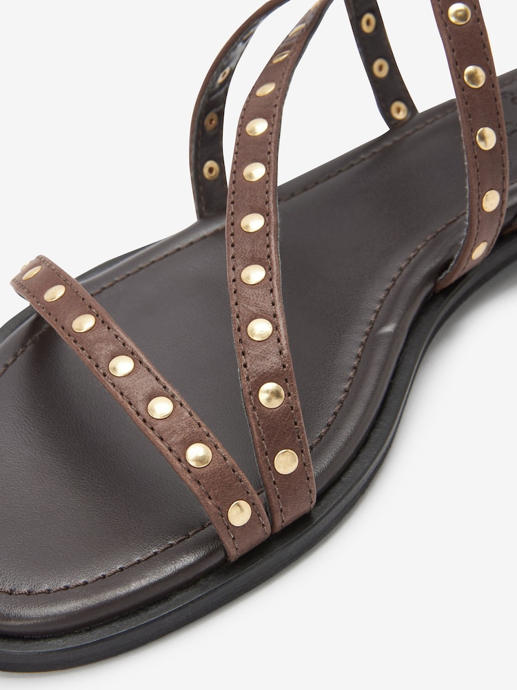 Коричнево-шоколадный - Кожаные сандалии с заклепками Forever Comfort® - Изображение 5 из 5