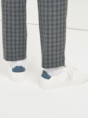 Weiß - Weite Passform - Turnschuhe mit seitlicher Perforierung - Bild 1 von 6