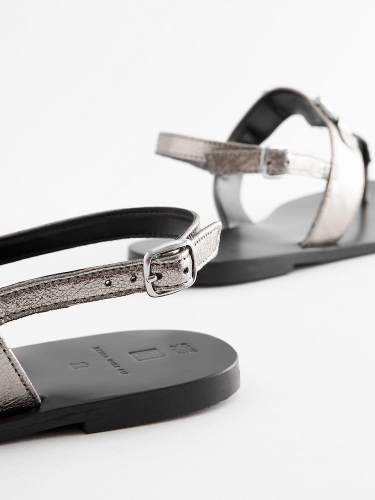Zinn - Flache Zehentrenner-Sandalen aus Leder mit Metalldetail - Bild 5 von 5 Zinn - Flache Zehentrenner-Sandalen aus Leder mit Metalldetail - Bild 5 von 5