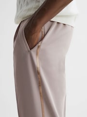Pantalones con cordón ajustable de rayas rectos con corte holgado de Reiss - Imagen 1 de 5