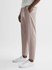 Pantalones con cordón ajustable de rayas rectos con corte holgado de Reiss - Imagen 4 de 5