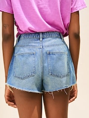 Mittelblau - Denim-Shorts aus Baumwolle mit Häkeltasche - Bild 1 von 5