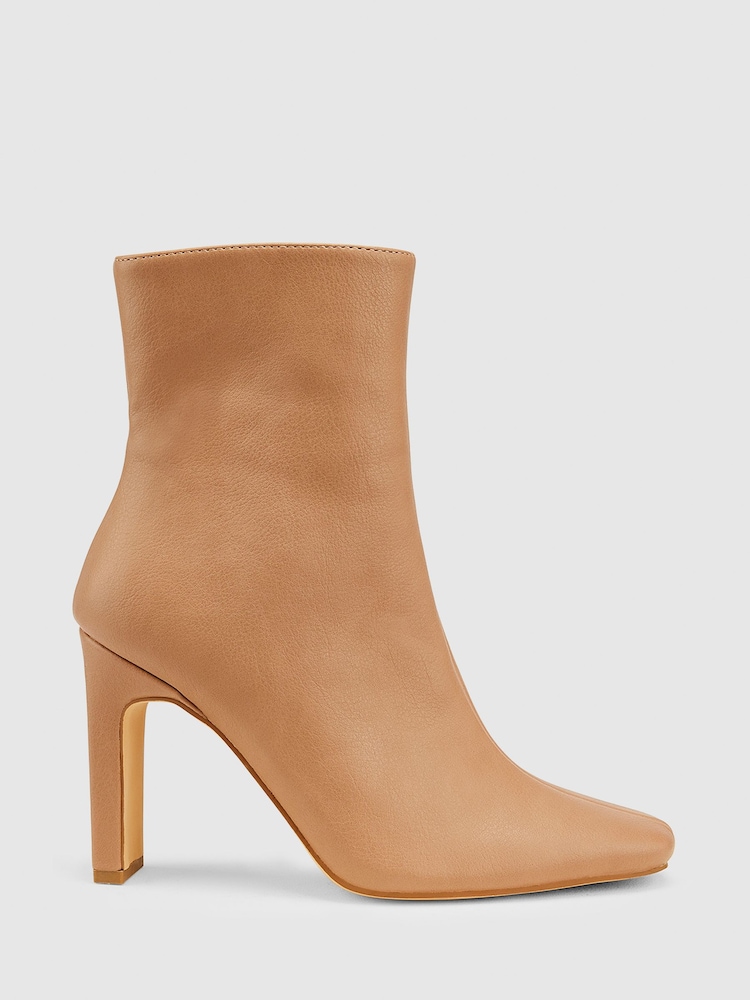 Nude - Novo Kochi Stiefeletten mit schmalem Blockabsatz und quadratischer Zehenpartie - Bild 2 von 4 Nude - Novo Kochi Stiefeletten mit schmalem Blockabsatz und quadratischer Zehenpartie - Bild 2 von 4