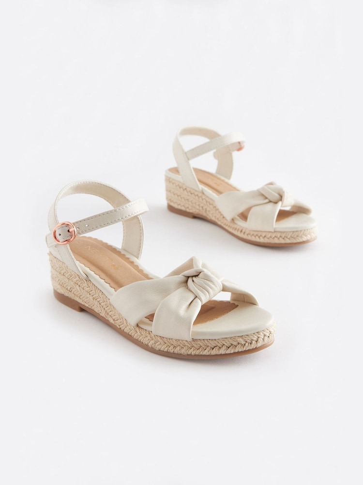 Creme/Leder - Sandalen mit Keilsohle, Knöchelriemen und Knotendesign - Bild 1 von 5 Creme/Leder - Sandalen mit Keilsohle, Knöchelriemen und Knotendesign - Bild 1 von 5