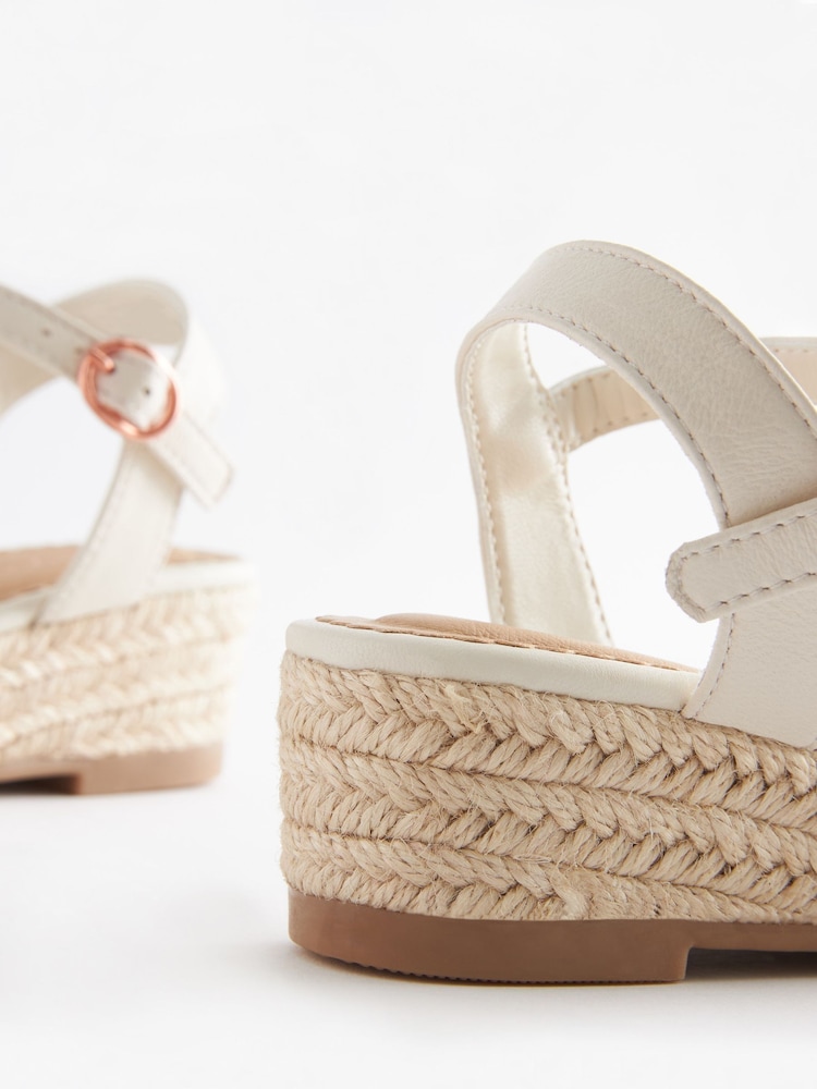 Creme/Leder - Sandalen mit Keilsohle, Knöchelriemen und Knotendesign - Bild 5 von 5 Creme/Leder - Sandalen mit Keilsohle, Knöchelriemen und Knotendesign - Bild 5 von 5