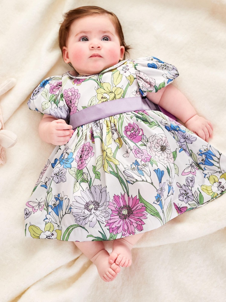Bunt geblümt - Laura Ashley Pointon Fields Geblümtes Ballkleid aus Taft - Bild 1 von 8 Bunt geblümt - Laura Ashley Pointon Fields Geblümtes Ballkleid aus Taft - Bild 1 von 8