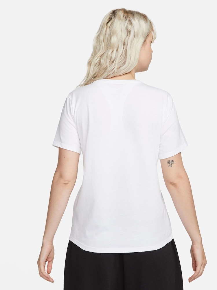 Nike White Sportswear Club Essentials T-Shirt - Image 2 of 5 Nike White Sportswear Club Essentials T-Shirt - Image 2 of 5