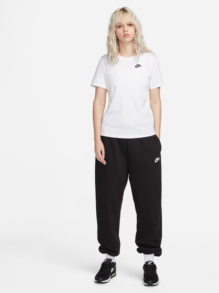 Nike White Sportswear Club Essentials T-Shirt - Image 3 of 5