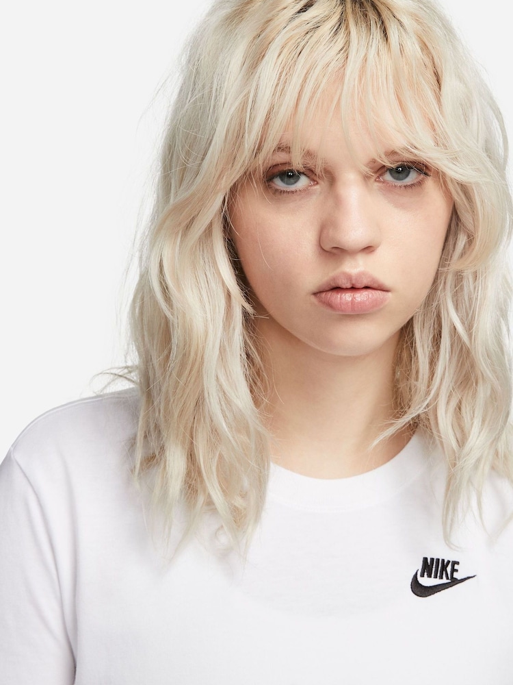 Nike White Sportswear Club Essentials T-Shirt - Image 4 of 5